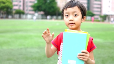小男孩上学