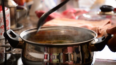 用勺子炖扁豆
