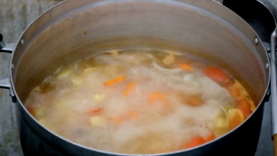 锅中蔬菜汤
