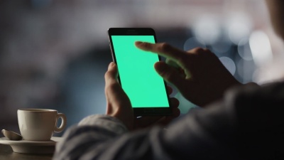 在咖啡馆中使用带有绿屏的Android手机