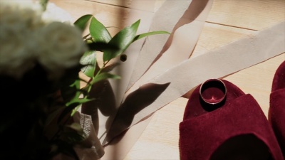 同质背景上的结婚戒指