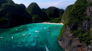 泰国Koh Phi Leh的玛雅湾-2018年5月16日。长尾船停泊在著名的玛雅海湾，游客在海滩上