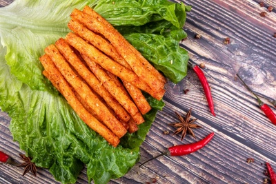 美食系列写实辣条辣片细节图