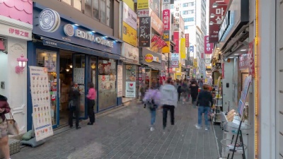 延时 韩国首尔明洞市中心购物街的行人