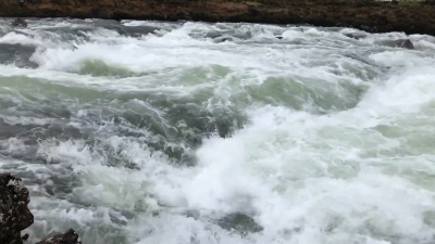 急流河水