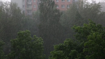 夏季的大雨伴随着阵风和大气规则，这将宣布温和的降温和给予动植物生命的水。