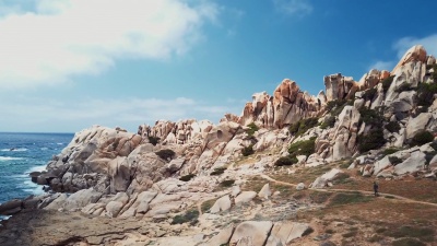 无人驾驶飞机俯瞰岩谷。意大利撒丁岛翡翠海岸的‘Valle della Luna’令人惊叹的景色。