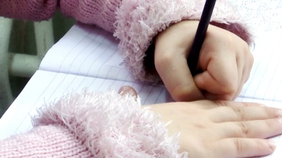 孩子手的特写在写字