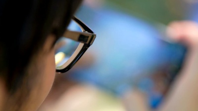 Cu眼镜男人在手机上玩游戏