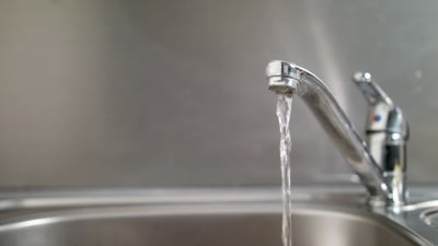 从自来水中流出的水
