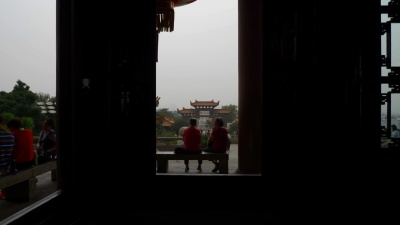 日间武汉市名寺室内大厅慢动作窗景 中国