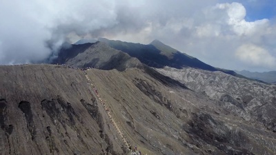   东爪哇Bromo火山的鸟瞰火山口，印度尼西亚Bromo火山的无人机相机鸟瞰