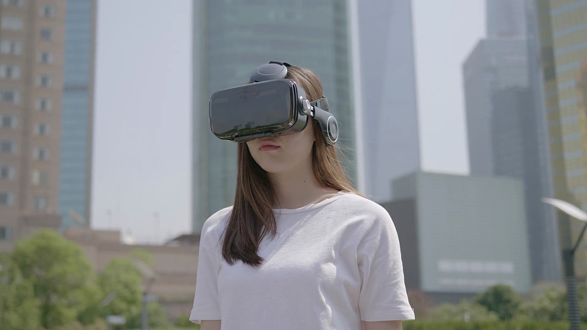亚洲女性在城市环境中使用VR眼镜