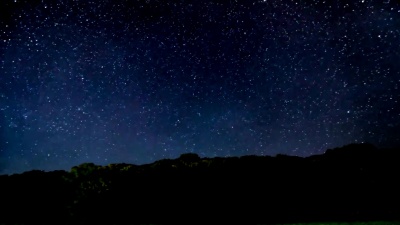 流星雨，银河系延时摄影。