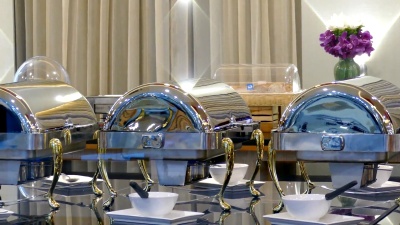 酒店豪华餐厅提供室内餐饮自助餐，用于婚宴宴会活动。用餐，用餐理念