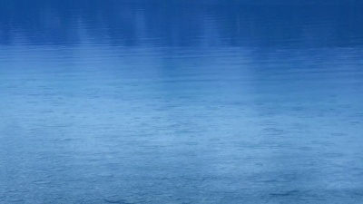 细雨在湖面上荡漾