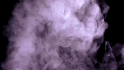 黑色背景上的白色水蒸气