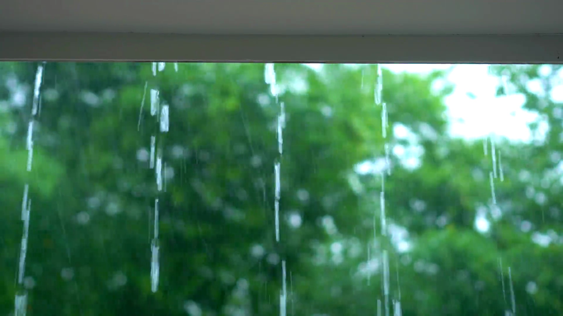 雨落在屋顶上