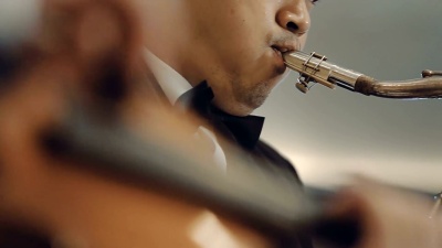 萨克斯管演奏者在舞台上表演