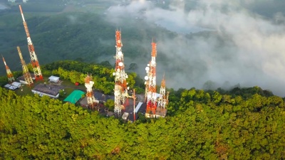 城市中有雾的电信桅杆电视天线的鸟瞰
