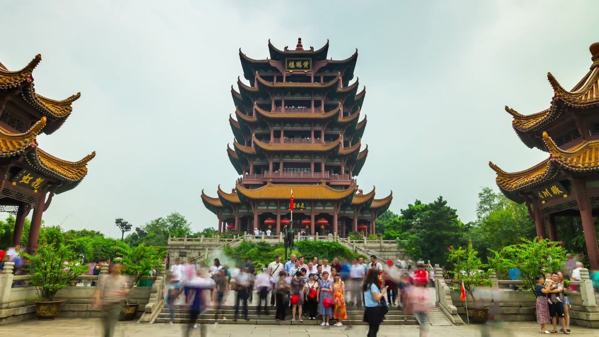 阳光灿烂的日子武汉市著名的黄鹤主庙拥挤的前方全景 时光流逝中国