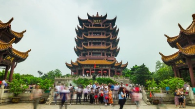 阳光灿烂的日子武汉市著名的黄鹤主庙拥挤的前方全景 时光流逝中国