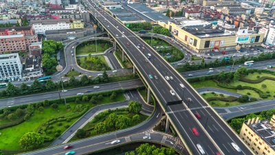 黄昏时分现代城市中心区道路交叉口