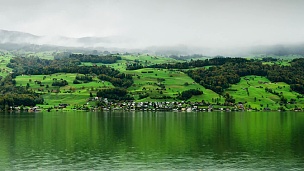 瑞士村庄附近下雨