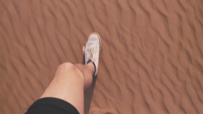 漫步沙漠中的沙丘