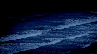 夜里的巨浪