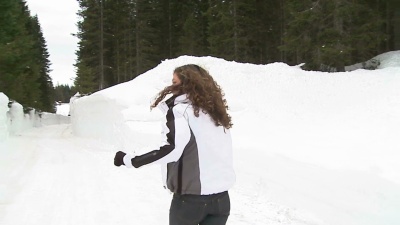 高清摄影机:在雪地上奔跑