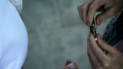 年老的退休人员数硬币，家庭预算低，贫穷
