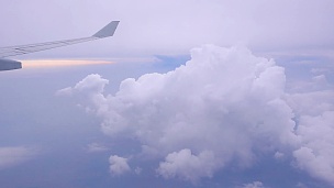 从飞机窗口看到甜美天空的飞机机翼