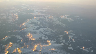 在 内高山阿尔卑斯山上空的空中拍摄