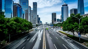 中国北京繁忙的交通和现代建筑的延时摄影。