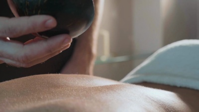 按摩师倒油按摩女性背部