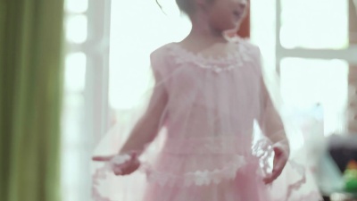 女婴试穿新连衣裙