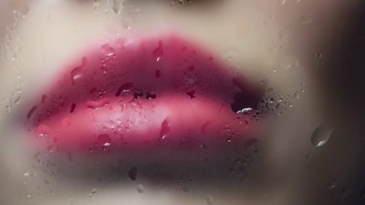 在湿玻璃上接吻