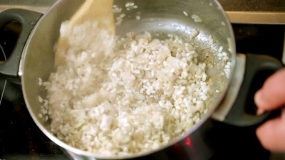 烹饪时在平底锅中搅拌意大利调味饭