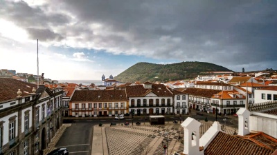 Angra do Heroismo在Terceira与巴西山脉之间的延时