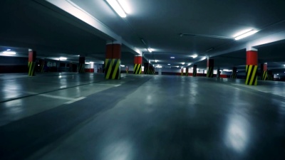 慢动作 赛车无人机在停车场低空飞行，视角