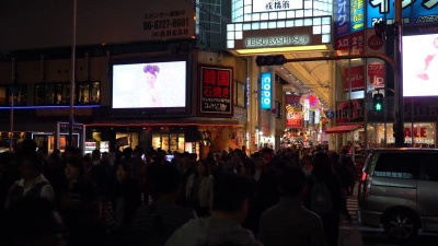 大阪市场街拥挤的人群