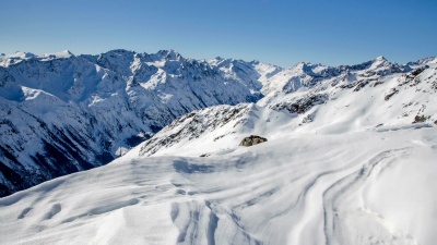 索尔登河谷积雪的阿尔卑斯山阳光明媚的冬日时光流逝。推车在雪堆上拍摄