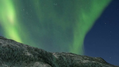 北极光，极光或北极光在夜空中
