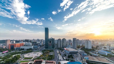日落.武汉市保利广场的延时摄影.高楼大厦的平日景观