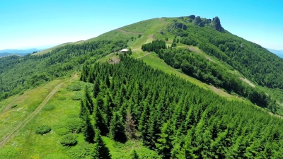 山上徒步旅行者鸟瞰