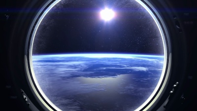 通过国际空间站窗口看到的地球。ISS。向右飞。真实的气氛。体积云。从空间看。星星闪烁。太空，地球。太阳在窗户里。
