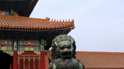中国北京古宫宫屋顶上的中式艺术。