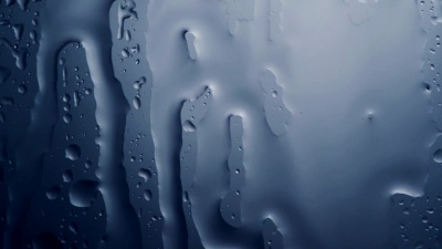 窗玻璃上的雨滴