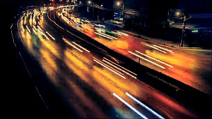 高速公路上的交通延时，晚上高速公路上汽车的头灯长时间暴露